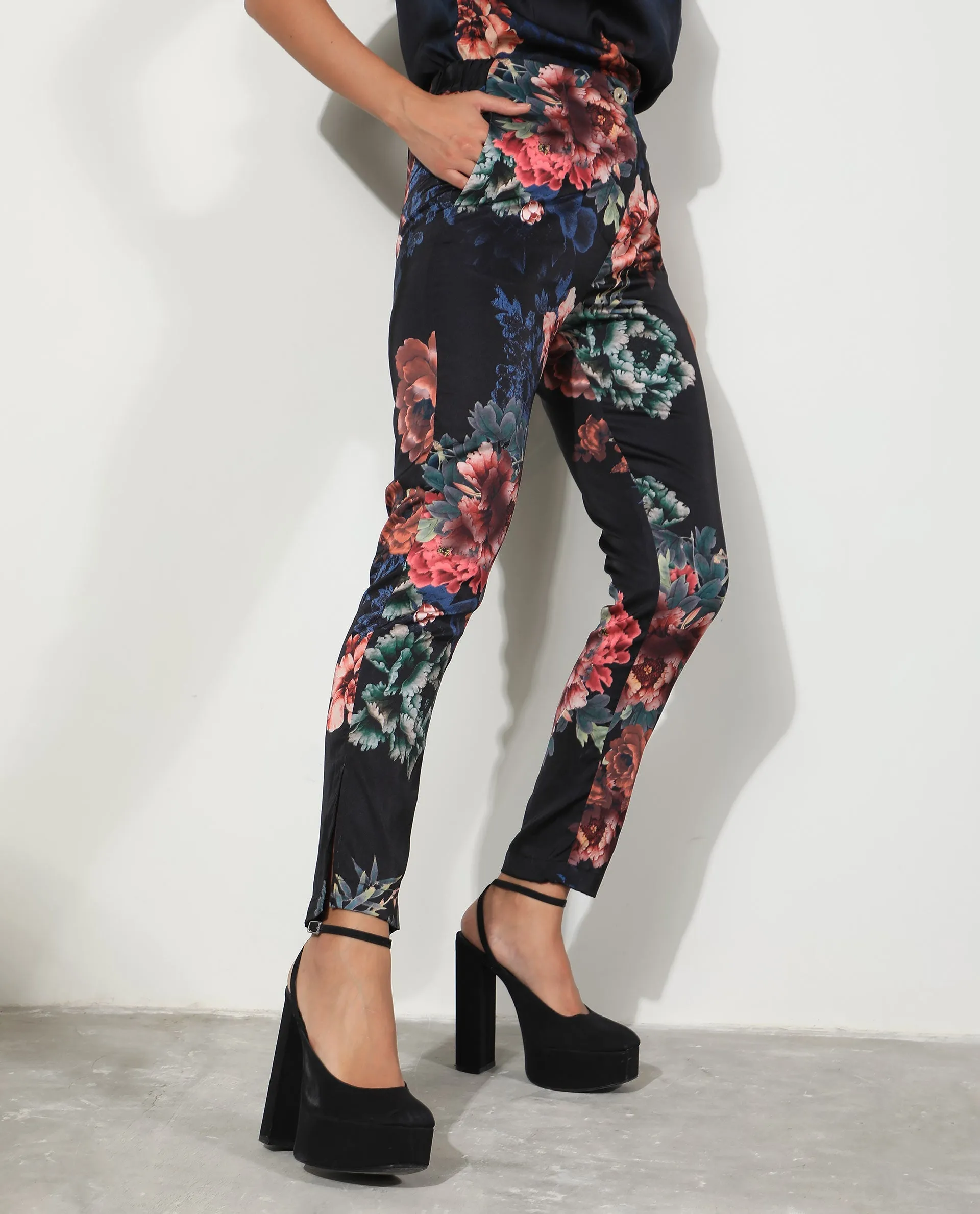 Rareism Women Wingadium Black Modal Fabric Regular Fit Floral Print Ankle Length Trousers